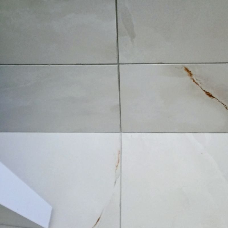 Detalhe macro de cruzamento de juntas de porcelanato perfeitamente alinhadas sem degraus
