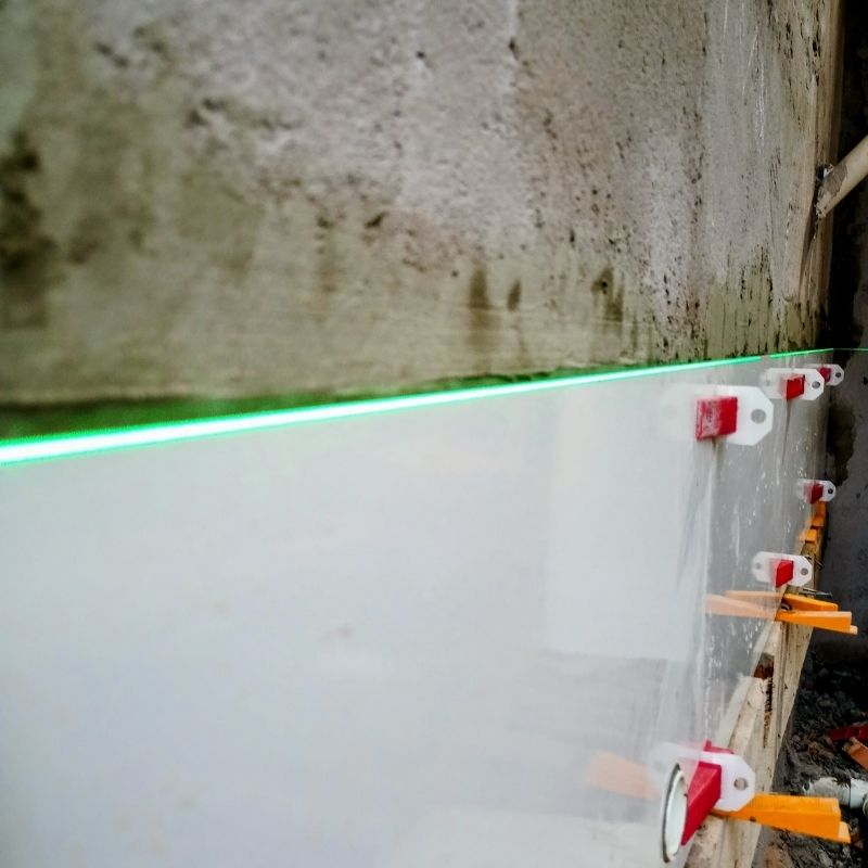 Assentamento de porcelanato em Santiago RS com nível a laser verde e sistema de niveladores de precisão