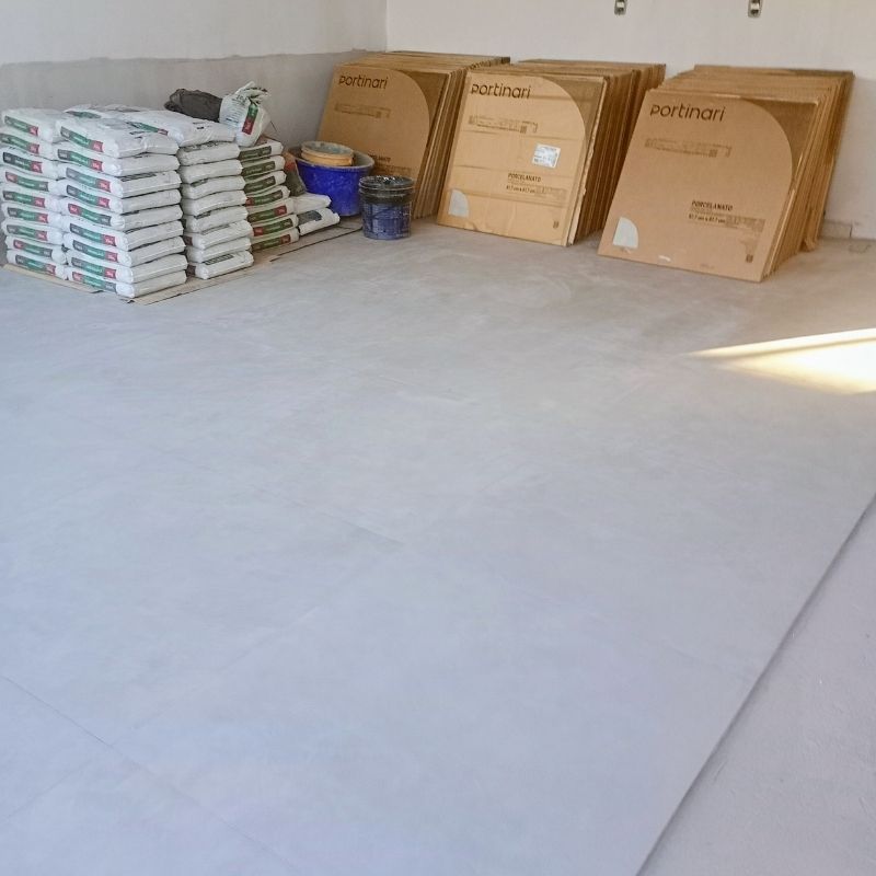 Gestão de canteiro de obras limpo e organizado em Santiago RS com estoque de porcelanato Portinari e argamassa paletizada