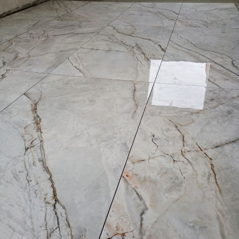 Piso em porcelanato marmorizado polido de grande formato finalizado com nivelamento óptico perfeito em Santiago RS